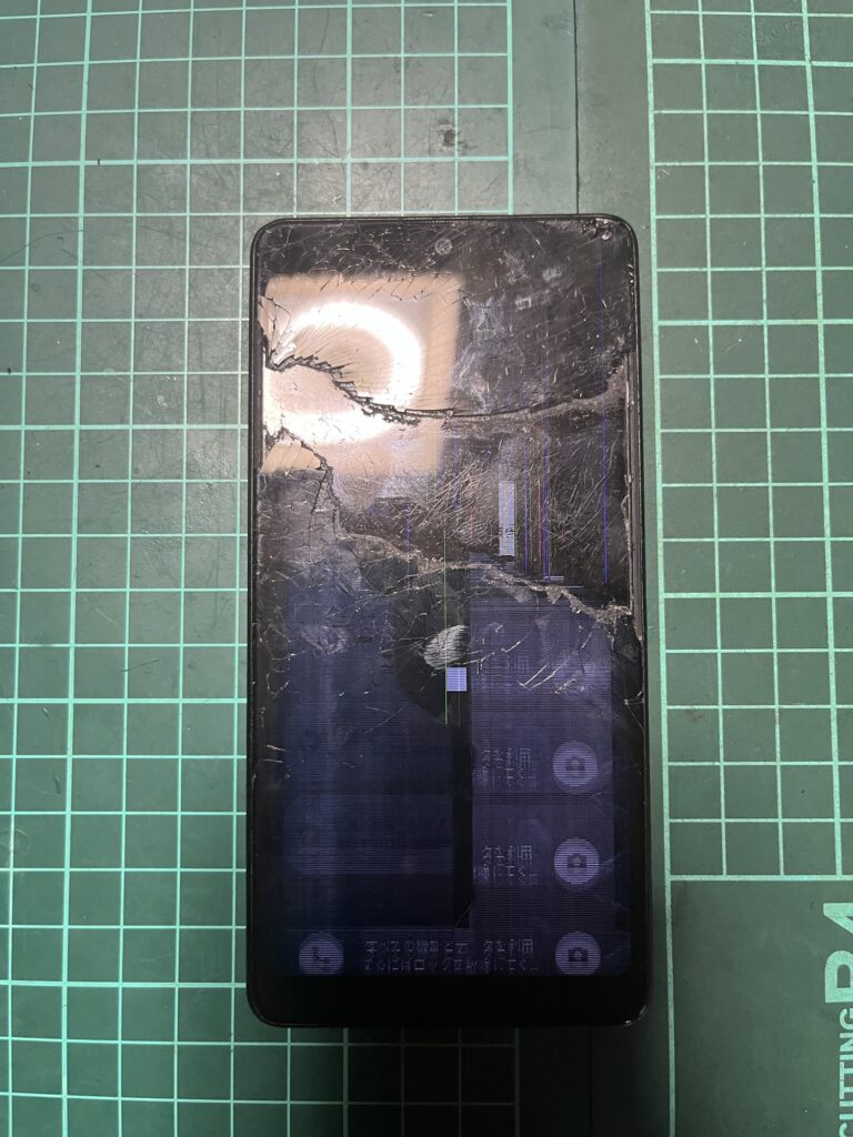 画面が破損し、表示がおかしくなったXperia Ace III