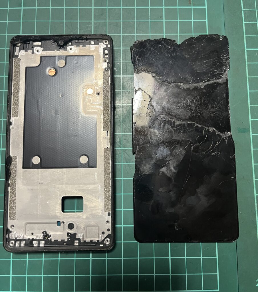 表側の破損したディスプレイを取り外した状態